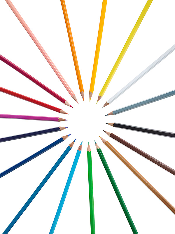 UNIKATUM Farben web Farbstifte die im Kreis angeordnet sind mit der Spitze gegen innen. Der Hintergrund ist hell.
