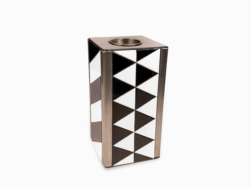 Designer Vase aus Chromstahl und Stahl mit geometrischen Mustern in Schwarz-Weiss