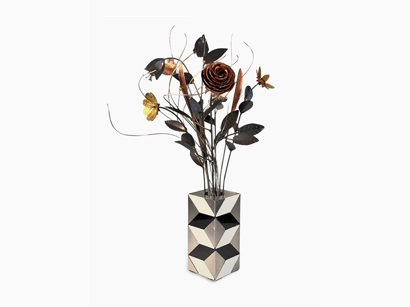 Vase mit handgefertigtem Blumenstrauss aus Metall – Einzelstück aus Chromstahl, Stahl und Kupfer