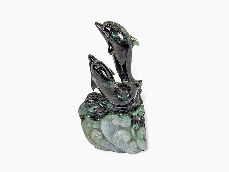 Zwei stilisierte Delphine aus grün-schwarzer Jade