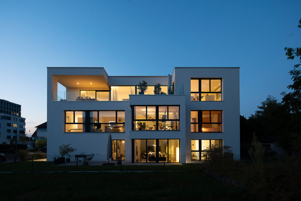 Architekturfoto von einem modernen Haus in der Dämmerung - Fotografiert von UNIKATUM