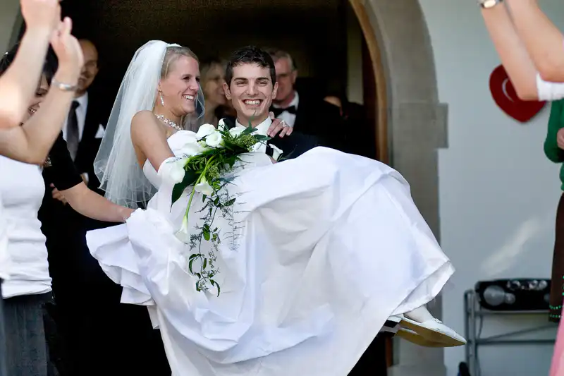 Auszug von einem Brautpaar aus der Kirche - Foto vom Hochzeitsfotograf UNIKATUM