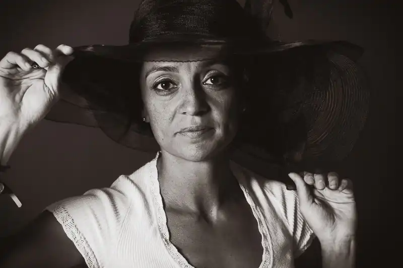 Portrait einer Schauspielerin mit Hut - Bild von UNIKATUM.