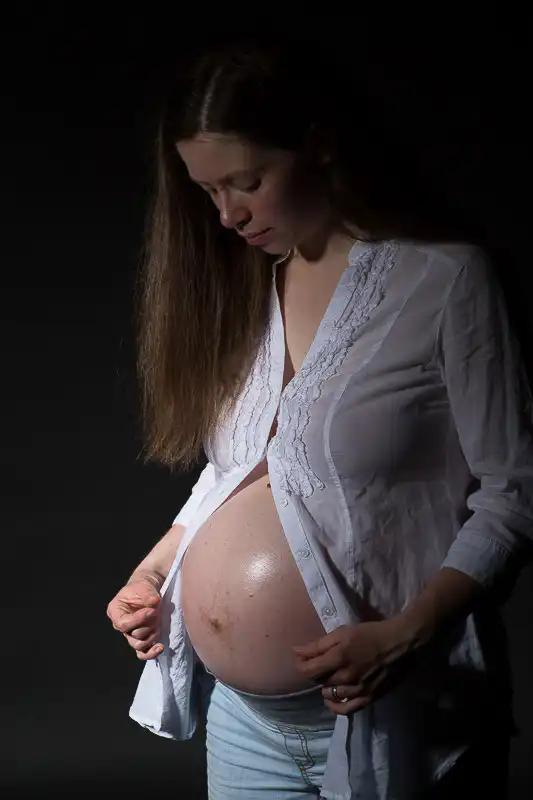 Schwangere Frau im Fotostudio - Fototraf UNIkATUM