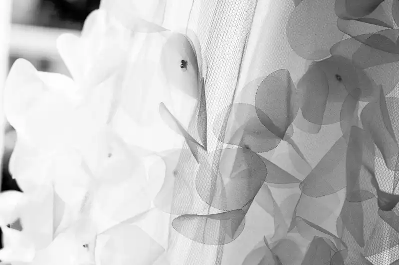 Hochzeitsfoto Nahaufnahme von einem Brautkleid - Hochzeitsfotograf UNIKATUM
