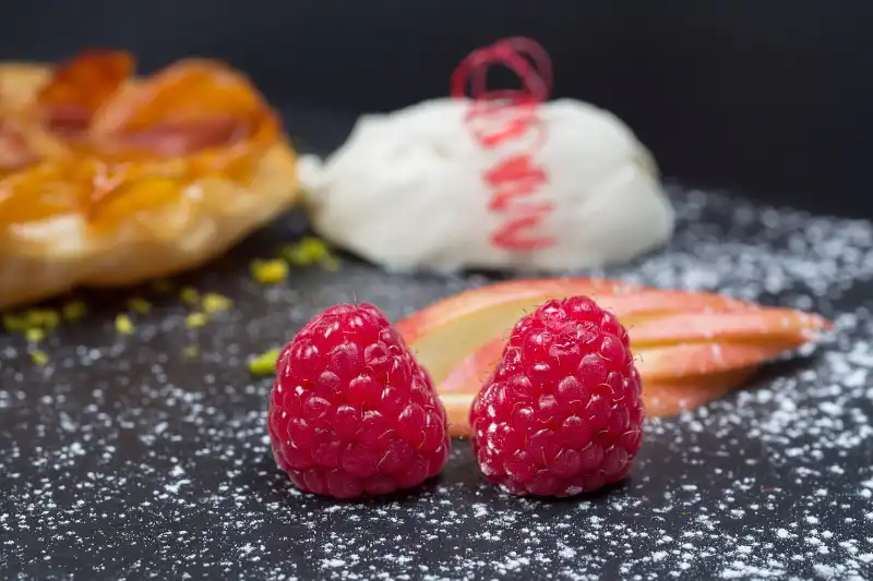 Hochwertige Foodfotografie von einem Dessert mit Himbeeren - Foto von UNIKATUM