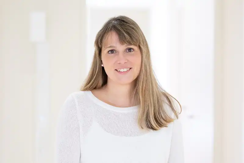 Businessportrait einer jungen Frau in einem hellen Raum - Foto von UNIKATUM