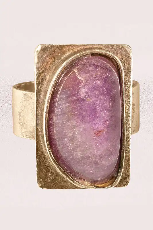 Ring aus Gold mit einem grossen Saphir Stein - hochwertiges Foto von UNIKATUM